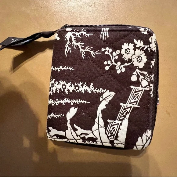 VERA BRADLEY IMPERIAL TOILE RETIRED PATTERN QUILTED ZIP WALLET  4” x 4 1/2” - Picture 2 of 6